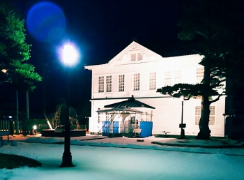 旧郡会議事堂　冬期間ライトアップしています。